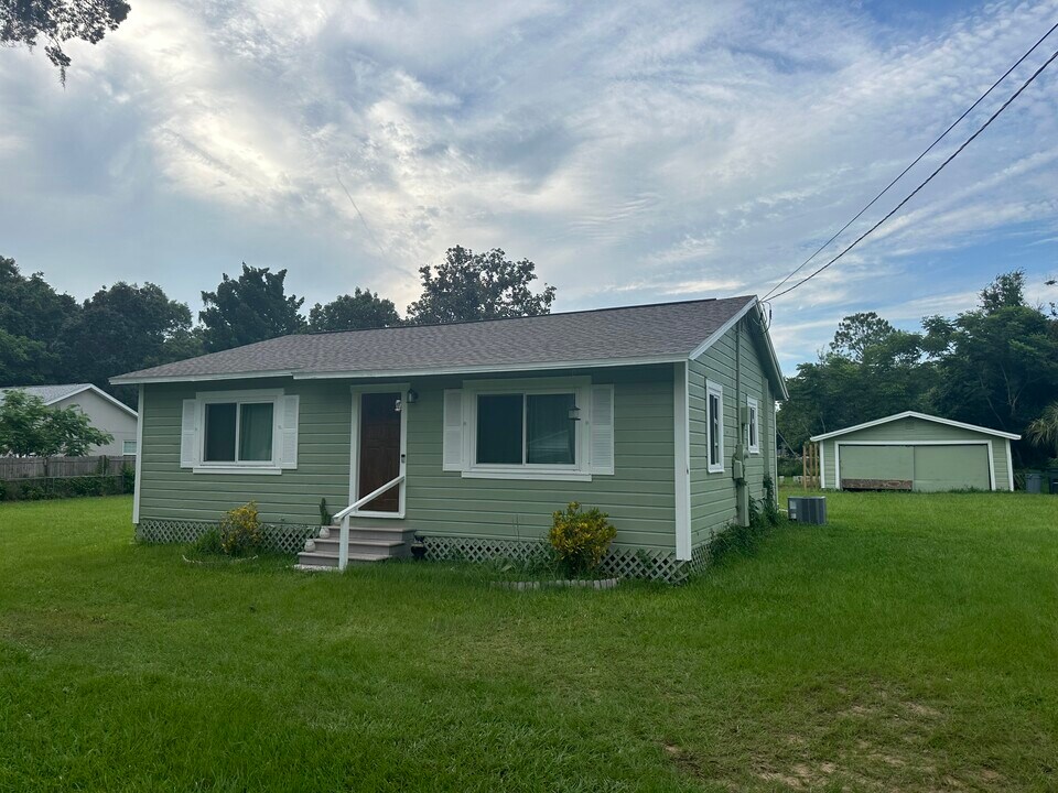 37727 Poinsettia Ave in Dade City, FL - Building Photo