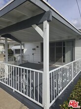 6243 S Fairfax Ave in Los Angeles, CA - Foto de edificio - Building Photo