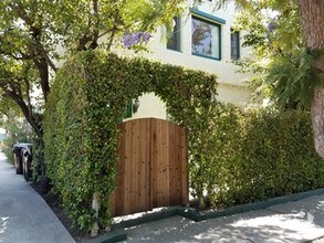 504 N Sweetzer Ave, Unit 504 1/2 in West Hollywood, CA - Foto de edificio - Building Photo