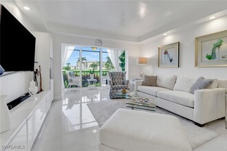 9 High Point Cir N in Naples, FL - Foto de edificio - Building Photo