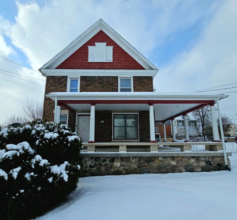 24 Poplar St in Battle Creek, MI - Building Photo