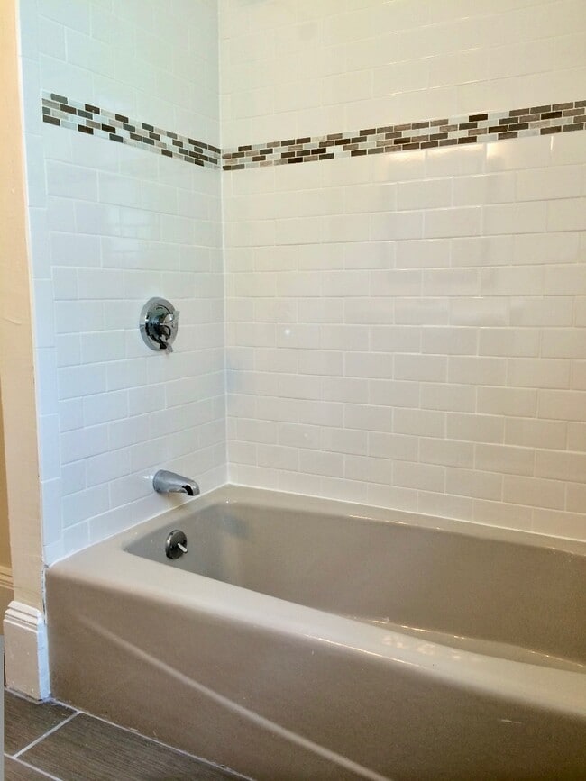 139 E Cottage St, Unit 1 in Boston, MA - Building Photo - Building Photo
