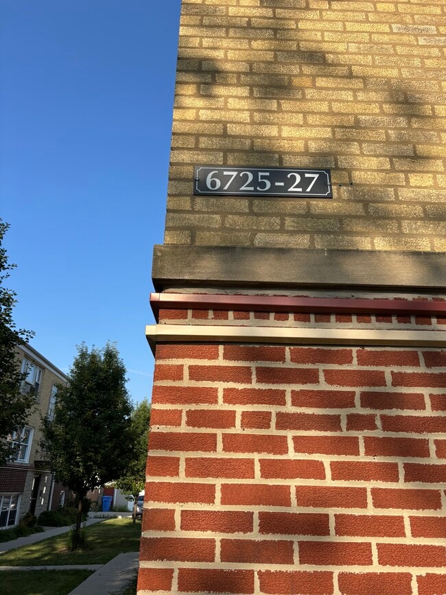 6710 N Fairfield Ave, Unit 6705-07-2W in Chicago, IL - Building Photo - Building Photo