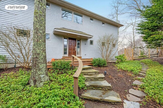 48 White Oak Ln in Southampton, NY - Building Photo - Building Photo