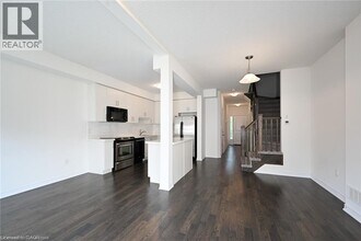 8 Cleland Ave in Hamilton, ON - Building Photo - Building Photo