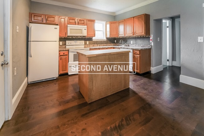 8012 Elkhart St in Wendel, PA - Foto de edificio - Building Photo