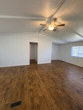 200 Jenkins Rd in Elkhart, TX - Foto de edificio - Building Photo