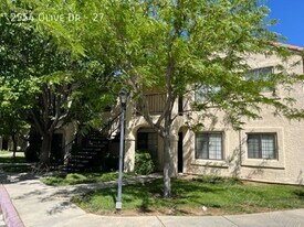 2554 Olive Dr in Palmdale, CA - Building Photo