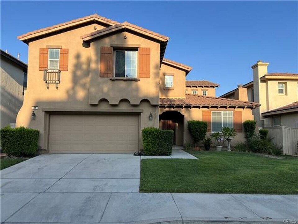 21 Plaza Modena in Lake Elsinore, CA - Foto de edificio