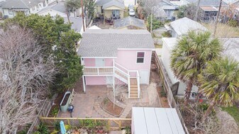 3602 Avenue S 1/2 in Galveston, TX - Building Photo