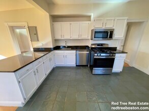 2572 Massachusetts Ave, Unit 2 in Cambridge, MA - Building Photo - Building Photo