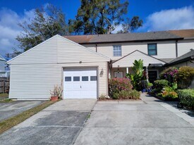 6141 Oak Cluster Cir in Tampa, FL - Building Photo