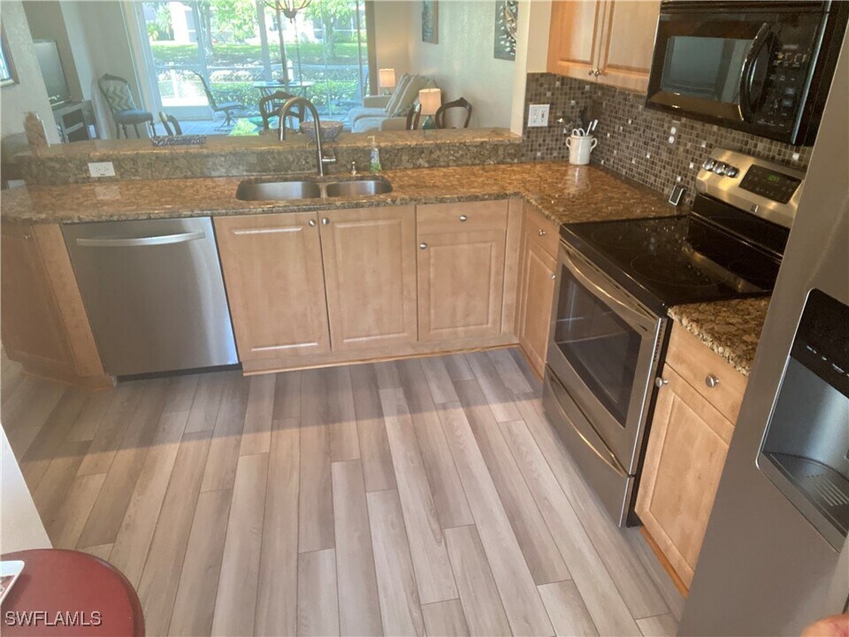 992 Woodshire Ln in Naples, FL - Building Photo