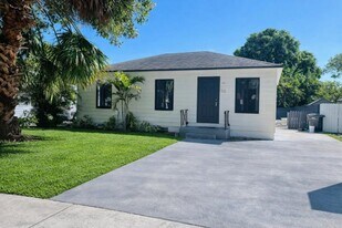 824 Winters St in West Palm Beach, FL - Building Photo