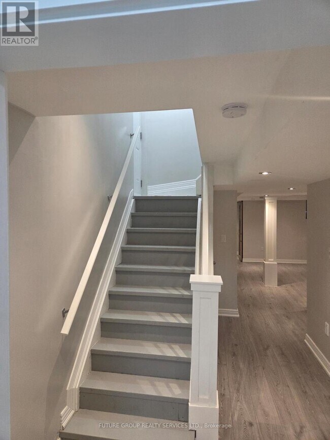 22 Rich Crescent in Whitby, ON - Building Photo - Building Photo