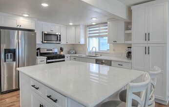 5008 Seashore Dr in Newport Beach, CA - Building Photo - Building Photo