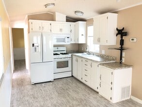 1295 S Cawston Ave in Hemet, CA - Building Photo - Building Photo