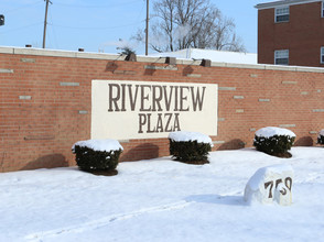 Riverview Plaza in Columbus, OH - Building Photo - Building Photo