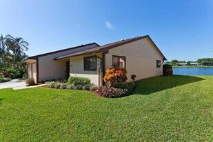 39 Mayfair Ln in Boynton Beach, FL - Building Photo