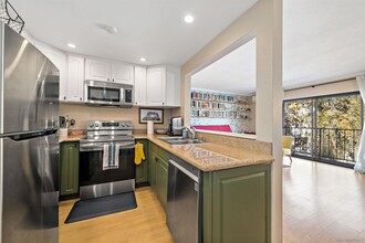 2950 Broadway, Unit 24 in San Diego, CA - Building Photo - Building Photo