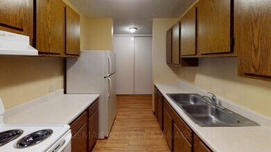2401 E Irwin St in Pierre, SD - Building Photo - Building Photo
