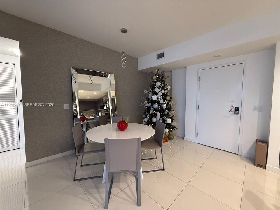 7661 NW 107th Ave in Doral, FL - Building Photo