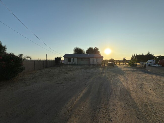 375 S Airport Way in Manteca, CA - Building Photo - Building Photo