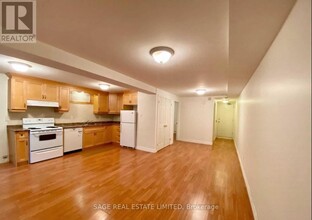 17 Castle View Ave in Toronto, ON - Building Photo - Building Photo