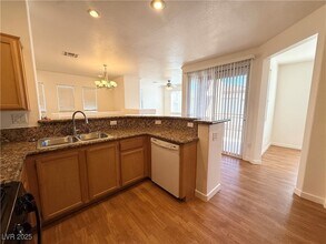 10230 Deerfield Beach Ave in Las Vegas, NV - Foto de edificio - Building Photo