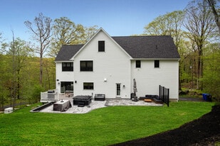 105 Sleepy Hollow Rd in Ridgefield, CT - Foto de edificio - Building Photo