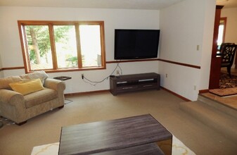 1932 Sunburst Ter, Unit Apartment in West Linn, OR - Building Photo - Building Photo