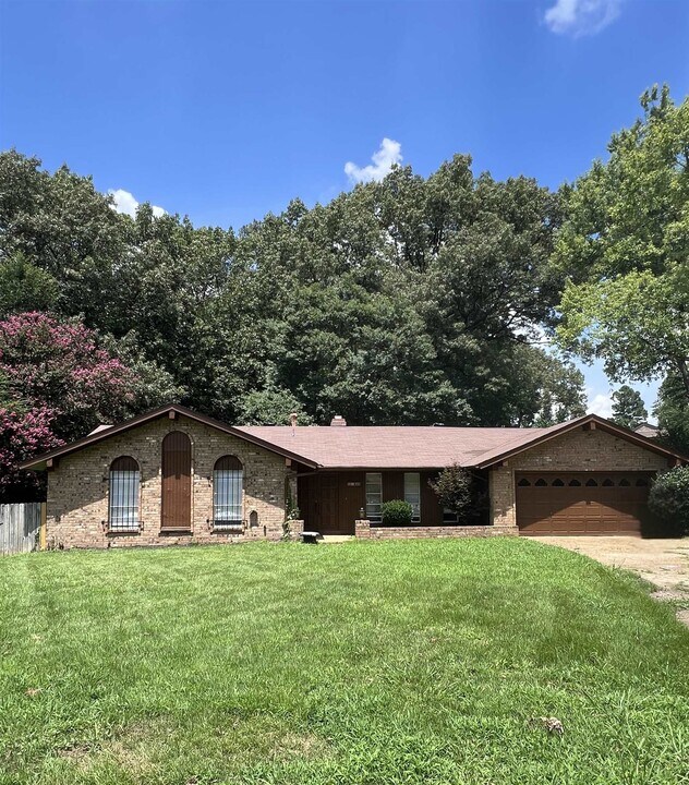 5140 Longmeadow Cove in Memphis, TN - Building Photo