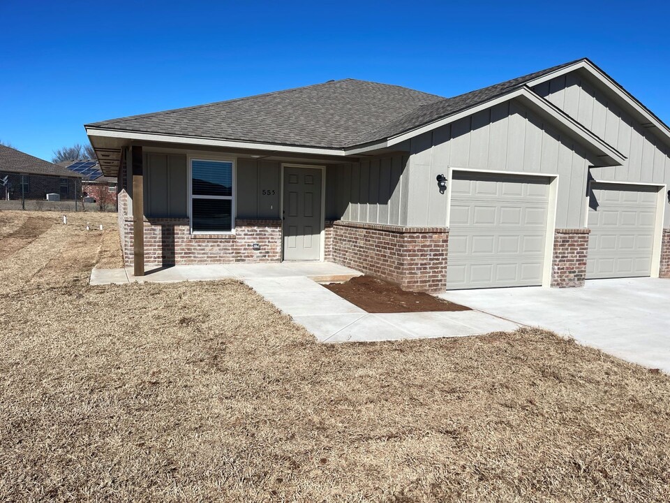 555 Parkhill Cir in Newcastle, OK - Building Photo