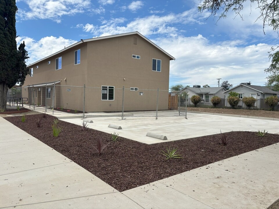 106 W 12th St in Merced, CA - Foto de edificio