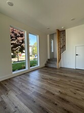 4990 SE Ogden St in Portland, OR - Building Photo - Building Photo
