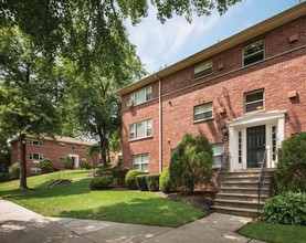 Oak Manor Apartments in Ridgewood, NJ - Foto de edificio - Building Photo