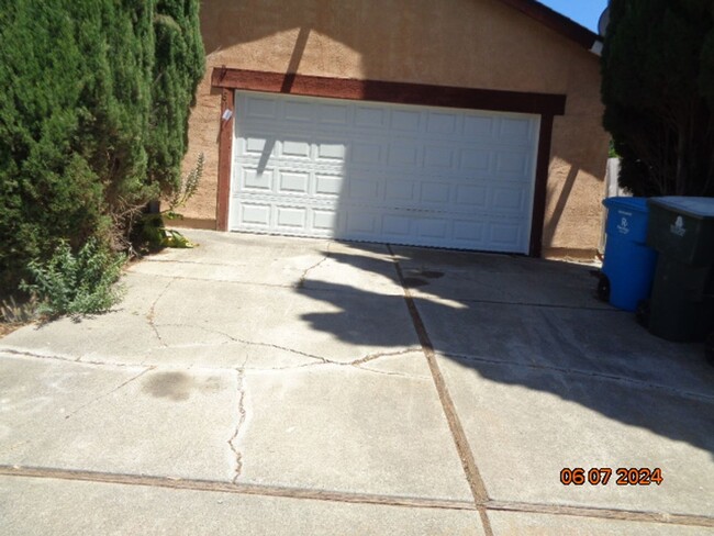 610 E Creekside Cir in Dixon, CA - Building Photo - Building Photo