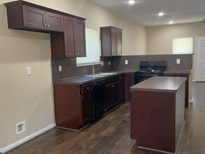 8138 Gallahad St in Houston, TX - Foto de edificio - Building Photo