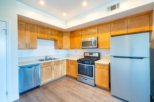 7118 Amigo Casa in Reseda, CA - Building Photo