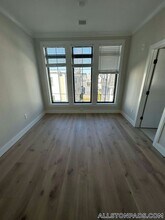 157 Everett St, Unit 101 in Boston, MA - Foto de edificio - Building Photo