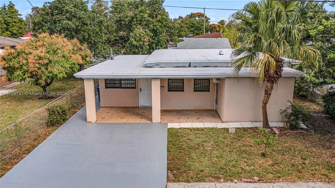319 NE 171st Ter in North Miami Beach, FL - Building Photo