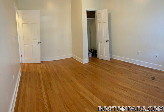 27 Fessenden St in Boston, MA - Foto de edificio - Building Photo