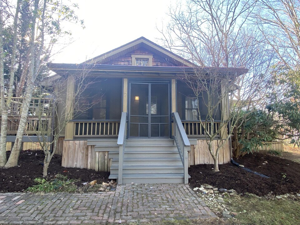 7 Oakland St in Weaverville, NC - Building Photo