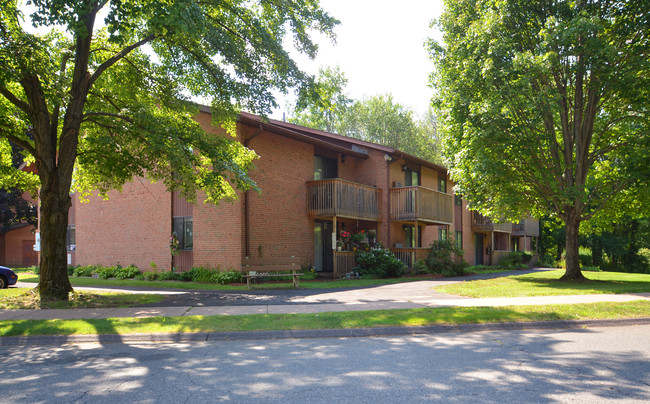 Woodside Village in Bloomfield, CT - Foto de edificio - Building Photo