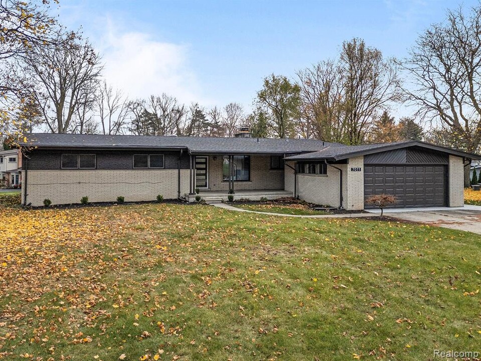 7011 White Pine Dr in Bloomfield Hills, MI - Foto de edificio