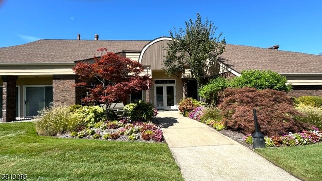 52 Cambridge Ct in Madison, NJ - Foto de edificio - Building Photo