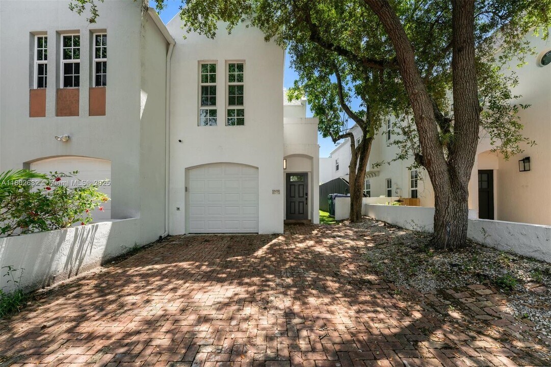 3125 Paola Dr in Miami, FL - Building Photo