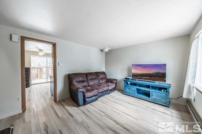 1265 Redwood Cir in Gardnerville, NV - Foto de edificio - Building Photo