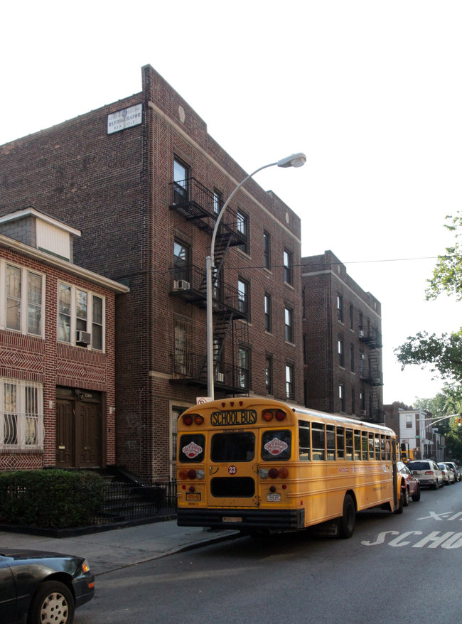 1571 42nd St in Brooklyn, NY - Foto de edificio - Building Photo