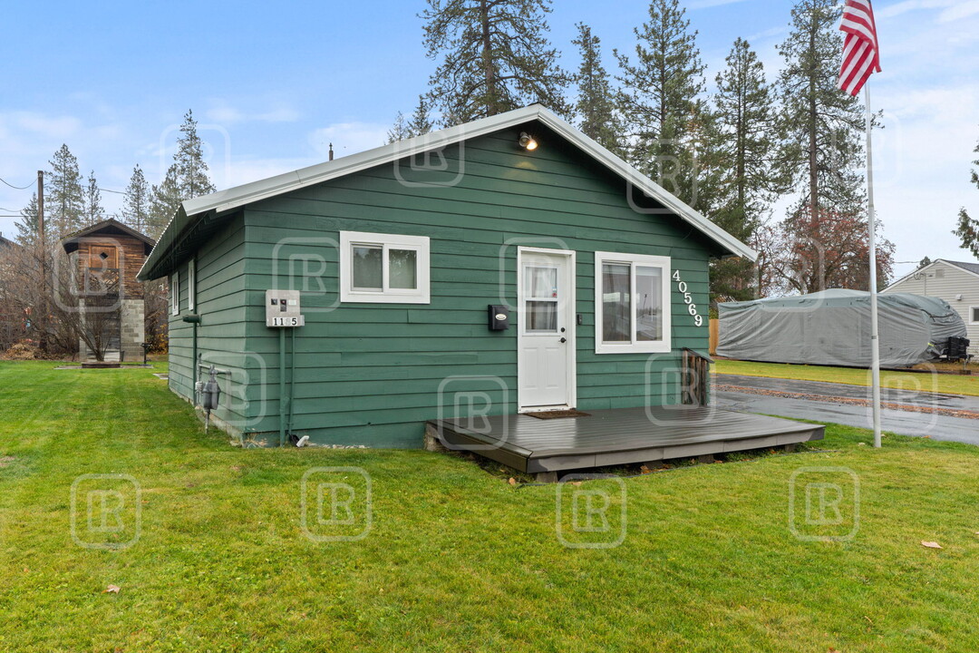 40569 Westline Rd in Loon Lake, WA - Foto de edificio